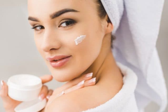 Creme viso anti freddo: ecco come idratare e proteggere la pelle 4 Creme viso anti freddo: ecco come idratare e proteggere la pelle 3