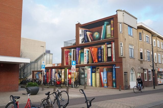 Utrecht, la facciata del palazzo è fatta coi libri preferiti dagli inquilini 3 © Jan Is De Man